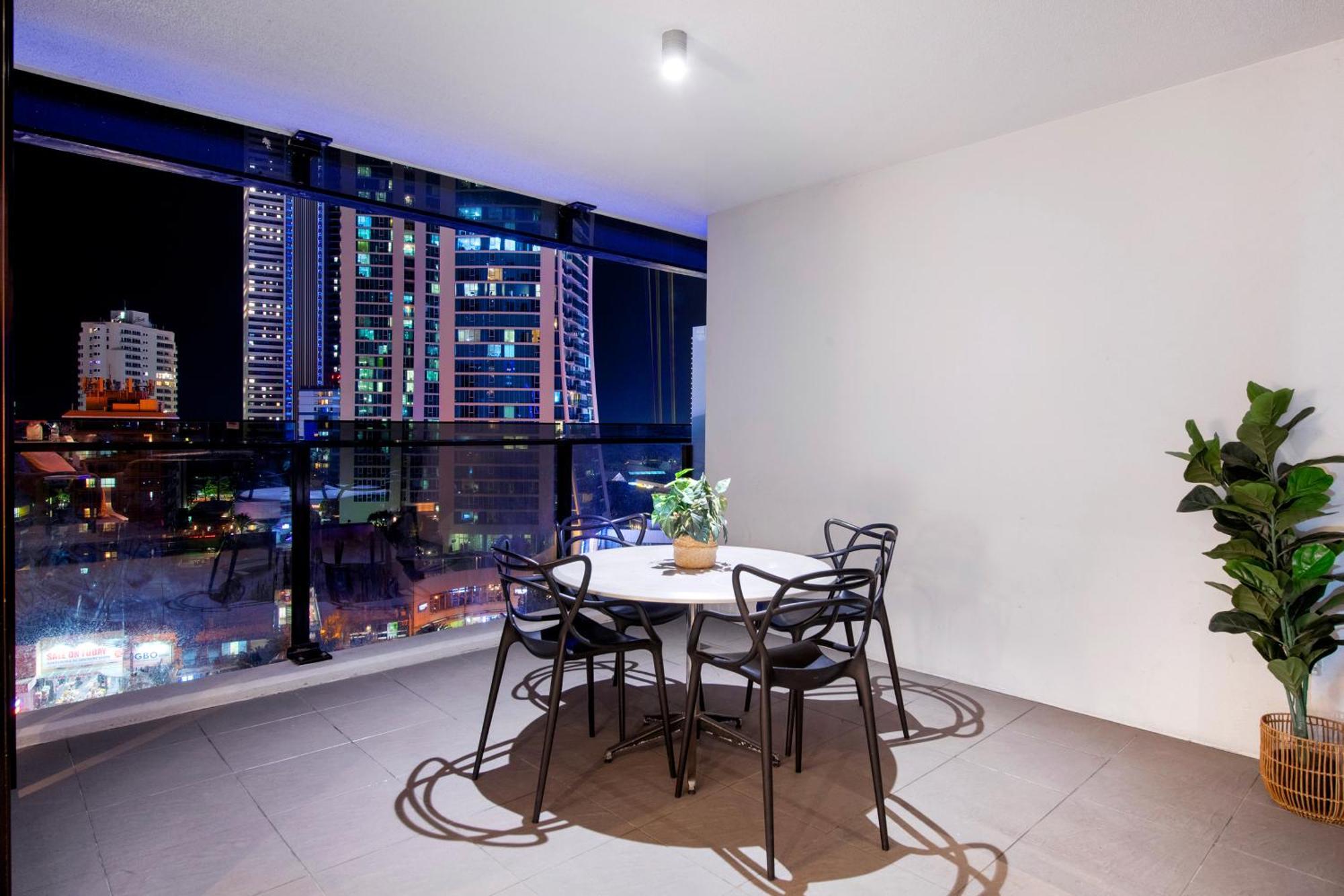 Circle On Cavill - Self Contained & Privately Managed Apartments - Wow Stay Gold Coast Esterno foto