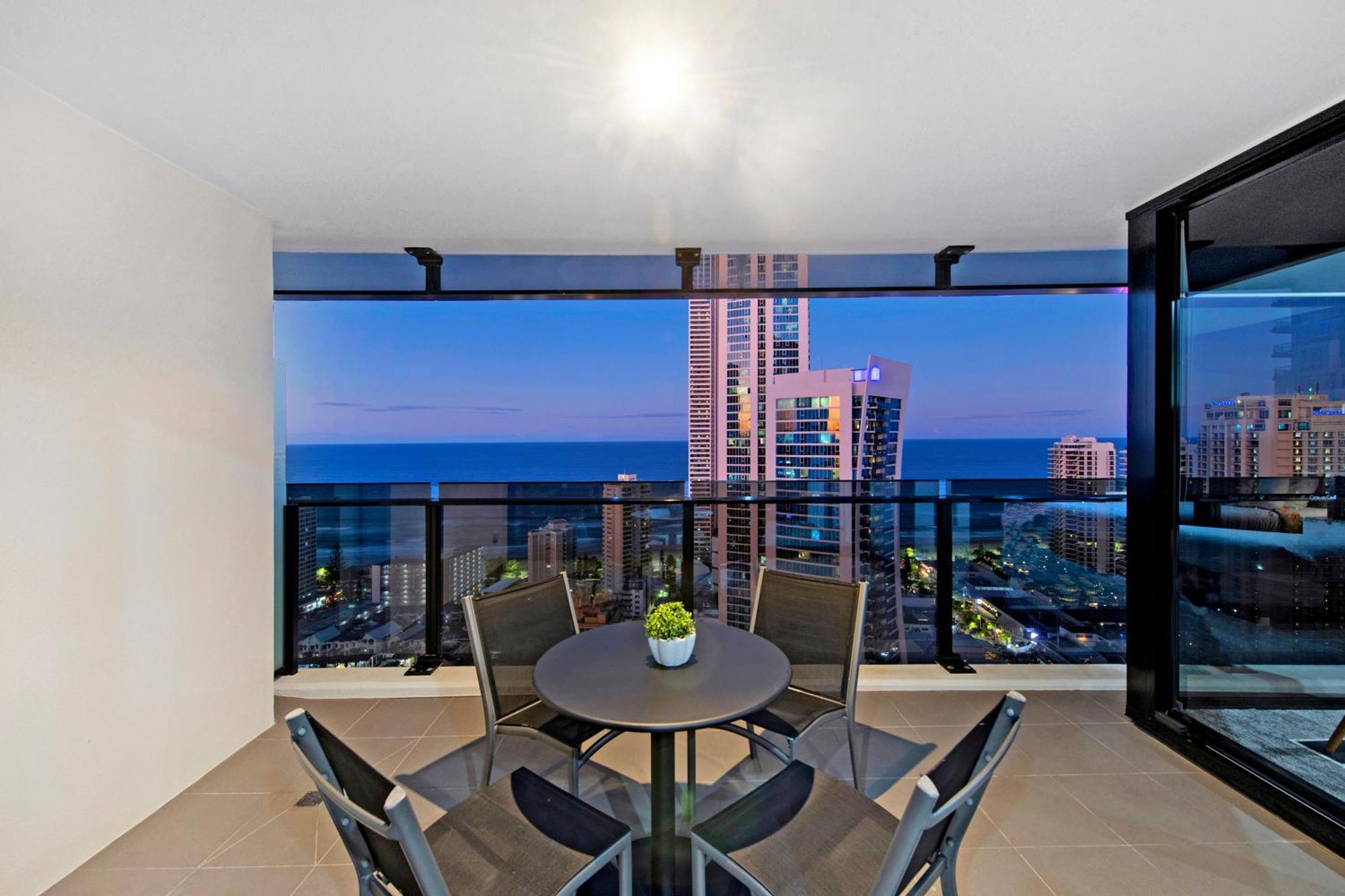 Circle On Cavill - Self Contained & Privately Managed Apartments - Wow Stay Gold Coast Esterno foto