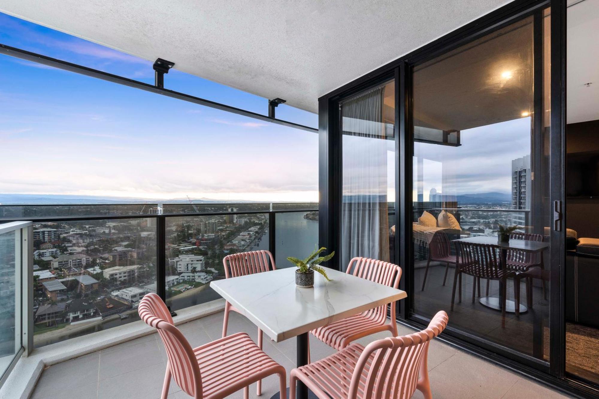 Circle On Cavill - Self Contained & Privately Managed Apartments - Wow Stay Gold Coast Esterno foto